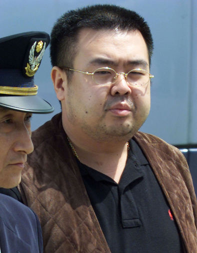 Предположительно Ким Чон Нам в&nbsp;аэропорту Нарита во время депортации из&nbsp;Японии, май 2001&nbsp;года