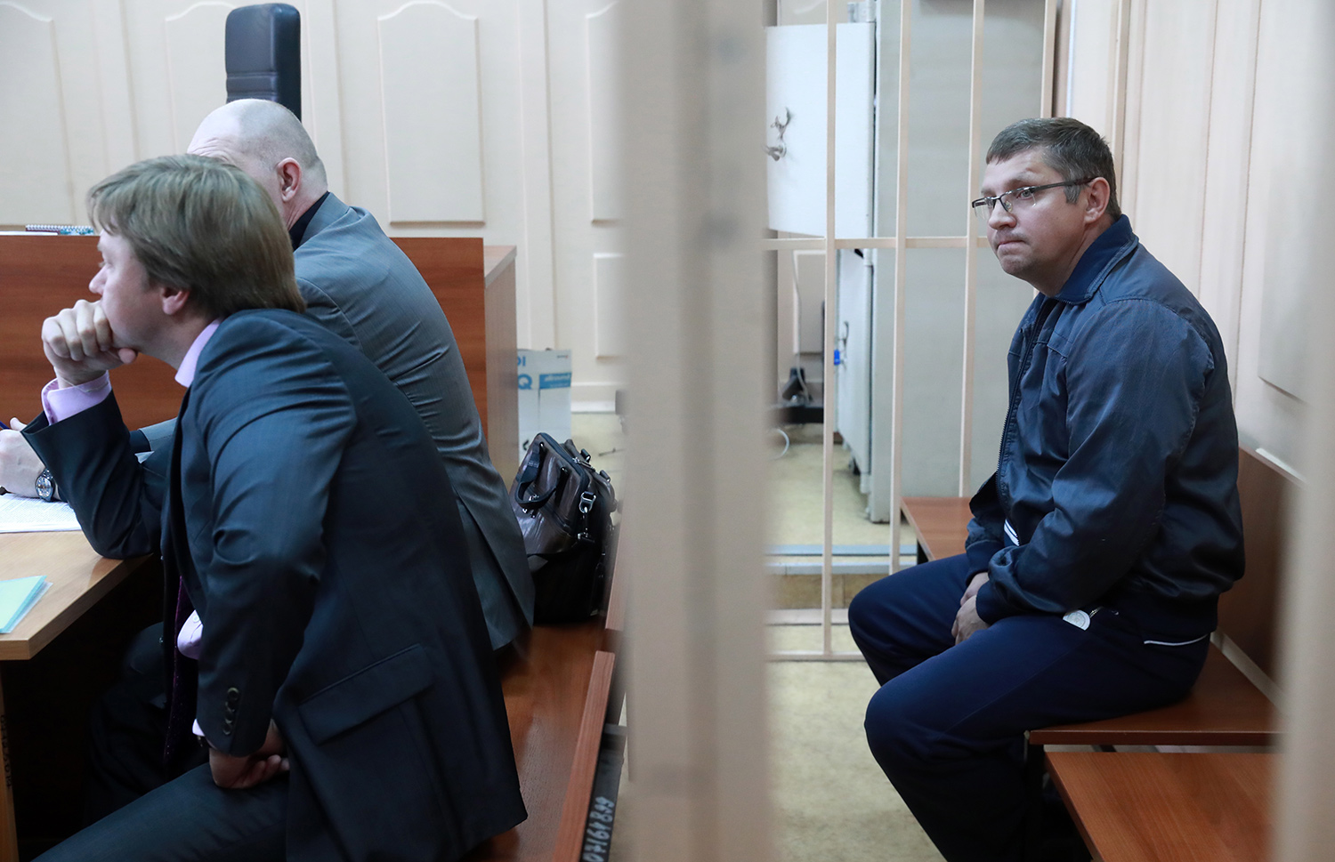 Подозреваемый в денежных махинациях управляющий директор по инвестиционной деятельности АО «Роснано» Андрей Горьков (справа) во время рассмотрения ходатайства следствия об аресте в Басманном суде, 11 июня 2017 года