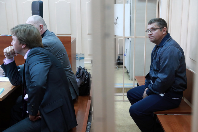 Подозреваемый в денежных махинациях управляющий директор по инвестиционной деятельности АО «Роснано» Андрей Горьков (справа) во время рассмотрения ходатайства следствия об аресте в Басманном суде, 11 июня 2017 года