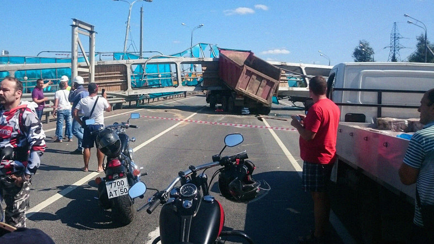 Последствия аварии с участием самосвала на Ярославском шоссе в Подмосковье, 31 июля 2018 года
