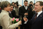 Дмитрий Медведев на встрече с членами олимпийской сборной России, завоевавшими медали на XXI зимних Олимпийских играх. Слева - олимпийская чемпионка Анна Богалий, 15 марта 2010 года