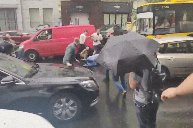 Кадр из видео с нападением на автомобиль экс-президента Украины Петра Порошенко около здания Государственного бюро расследований в Киеве, 25 июля 2019 года