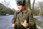 Офицер внутренних войск показывает предметы, которые использовали экстремисты в качестве метательного оружия, Душанбе, февраль 1990 года