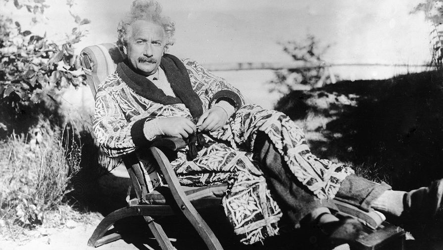 Альберт Эйнштейн в саду своей виллы на берегу залива Любек, 1928 год