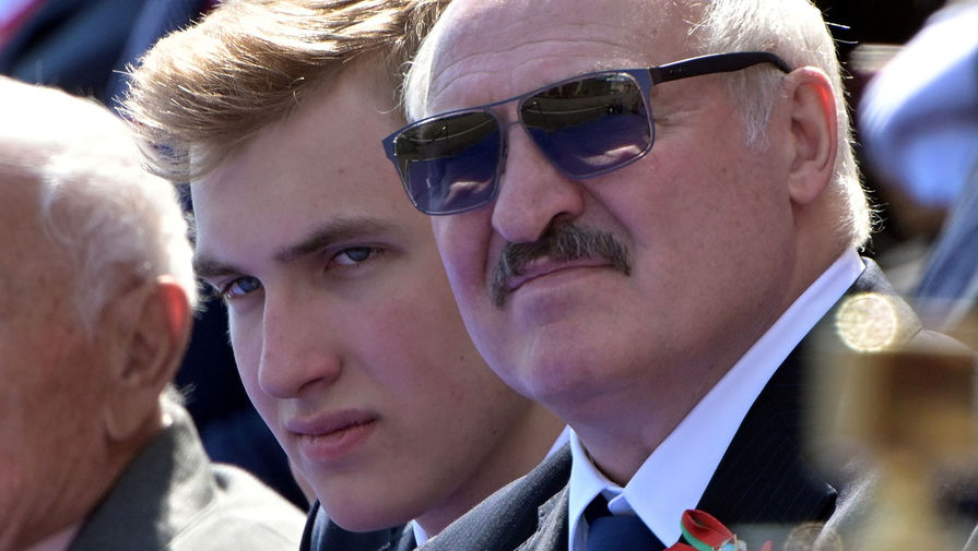 Президент Белоруссии Александр Лукашенко с сыном Николаем во время военного парада в честь 75-летия Победы в Великой Отечественной войне 1941-1945 годов на Красной площади в Москве, 24 июня 2020 года