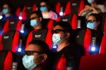 Жители Пекина в одном из кинотеатров города, 24 июля 2020 года