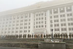 Меры безопасности у здания мэрии города во время акций протеста, Алматы, Казахстан, 5 января 2022 года