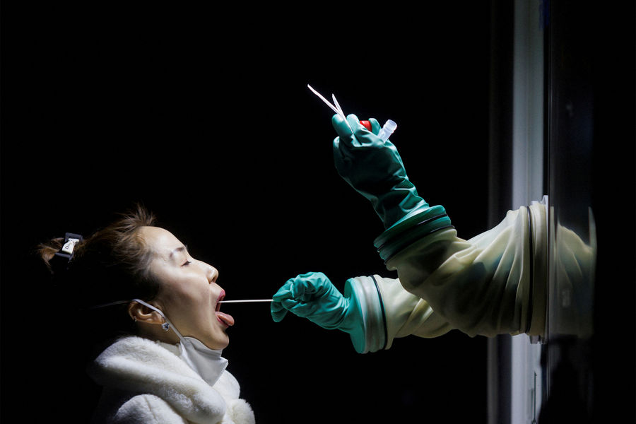Женщина сдает тест на&nbsp;коронавирус в&nbsp;Пекине, 17&nbsp;января 2022&nbsp;года
