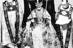 Архиепископ Кентерберийский на переднем плане произносит благословение королеве Елизавете II во время церемонии ее коронации в Лондоне, 2 июня 1953 года