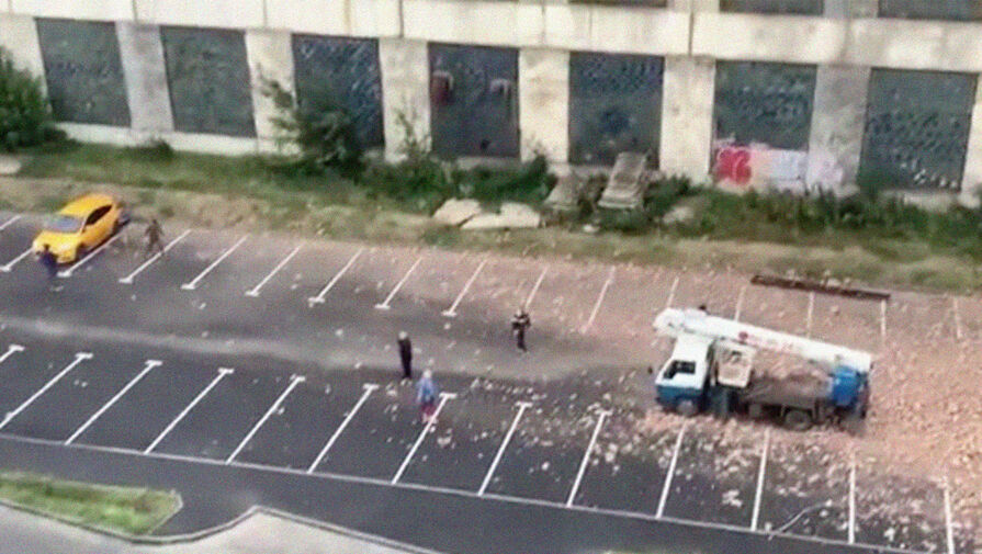В Тюмени рабочие обрушили стену здания на парковку с машинами
