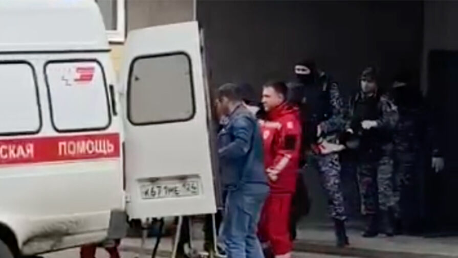 Полуголый мужчина ворвался в одну из школ Норильска