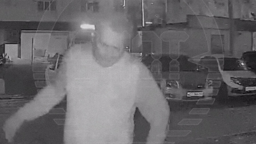 В Уфе мужчина сорвал со стены почтовые ящики и разбил ими пять машин на парковке