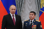 Владимир Путин и начальник подразделения Уральского регионального командования внутренних войск МВД России Серик Султангабиев, которому было присвоено звание Героя Российской Федерации, во время церемонии вручения государственных наград в&nbsp;Кремле