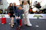 Люси Лью, Дж. К. Симмонс, Брайан Крэнстон и Кейт Хадсон на премьере «Кунг-фу Панды – 3» в Лос-Анджелесе
