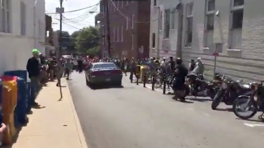 Скриншот из&nbsp;видео наезда на&nbsp;пешеходов во время столкновений в&nbsp;Шарлотсвилле, штат Вирджиния, 12&nbsp;августа 2017&nbsp;года