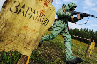 Свердловская область. 21 августа. Военнослужащий бригады радиационной, химической и биологической защиты Центрального военного округа во время ежегодных учений