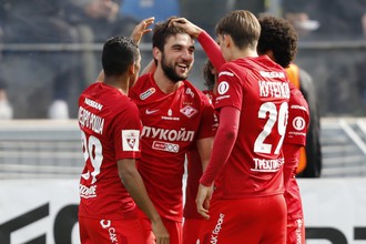 Игроки «Спартака» Педро Роша и Илья Кутепов от души поздравляют Георгия Джикию с голом в ворота «Тосно»