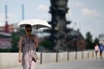 Девушка на набережной в Москве, 26 июня 2022 года