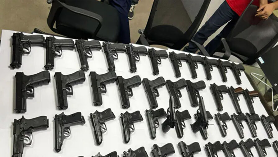 В аэропорту Дели арестовали пару с 45 пистолетами