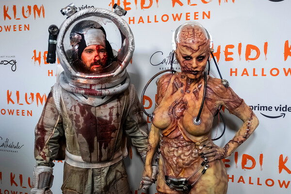 Хайди Клум (справа) со своим мужем Томом Каулитцем во время празднования Хэллоуина в&nbsp;Нью-Йорке, 2019&nbsp;год