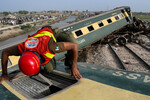 Спасатель на месте крушения поезда в городе Сархари, Пакистан, 6 августа 2023 года
