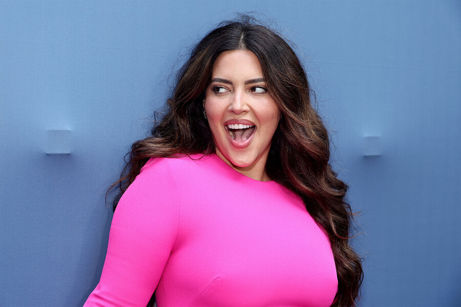 <b>Дениз Бидо (Denise Bidot)</b>
<br><br>
Модель родилась 13&nbsp;июня 1986&nbsp;года в&nbsp;Майами в&nbsp;семье пуэрториканки и выходца из&nbsp;Кувейта. Ее мать в&nbsp;юности мечтала стать моделью, но не смогла из-за пышных форм и неспособности сбросить вес.
<br><br>
Дениз Бидо еще в&nbsp;подростковом возрасте увлеклась актерским искусством, а в&nbsp;18 переехала в&nbsp;Лос-Анджелес, чтобы пробиться в&nbsp;качестве актрисы. Потерпев неудачу, стала гримером &mdash; и тут на&nbsp;нее обратил внимание фотограф, который предложил попробовать себя в&nbsp;модельном бизнесе. Бидо дебютировала в&nbsp;2014 году на&nbsp;Неделе моды в&nbsp;Нью-Йорке.
