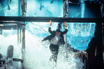 <b>«Миссия: невыполнима» (1996)</b>
<br><br>
Фильм на основе одноименного сериала 1960-х годов стал дебютным проектом продюсерской компании Тома Круза, фаната этого телешоу. Брайана Де Пальму пригласил в проект сам актер — они познакомились на ужине у Стивена Спилберга. Несмотря на то, что картина была успешно снята в срок и даже с экономией бюджета, ходили слухи, что Круз и Де Пальма не сработались. Эти сплетни подогрел отказ режиссера участвовать в интервью перед премьерой.