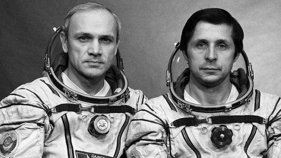 Экипаж космического корабля «Союз Т-13» Владимир Джанибеков (слева) и Виктор Савиных (справа)