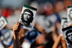 Люди несут портреты Эрнесто «Че» Гевары. Куба. 8 октября 2017 года