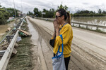 Жительница города Фаэнца на севере Италии плачет глядя на свой недавно отремонтированный дом после того, как он был разрушен наводнением, май 2023 года