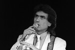 Итальянский певец и композитор Тото Кутуньо на сцене Центрального стадиона имени В. И. Ленина, 1985 год