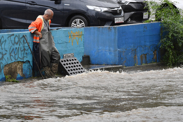 Вода уходит в&nbsp;ливневую канализацию на&nbsp;одной из&nbsp;улиц Владивостока, затопленных в&nbsp;результате сильного ливня, 25&nbsp;августа 2023&nbsp;года