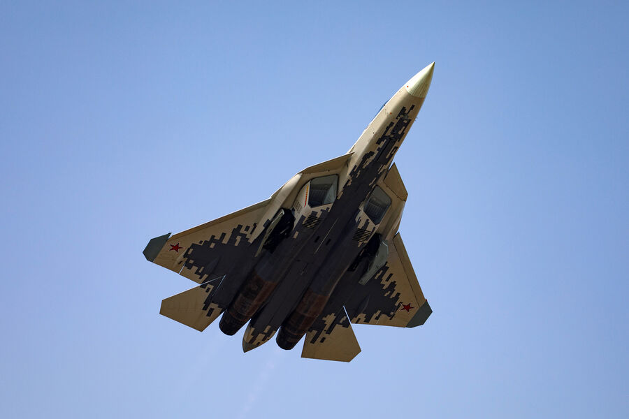 Многофункциональный истребитель пятого поколения Су-57 на&nbsp;международной выставке Aero India 2025&nbsp;на&nbsp;территории военно-воздушной базы Yelahanka в&nbsp;Бангалоре
