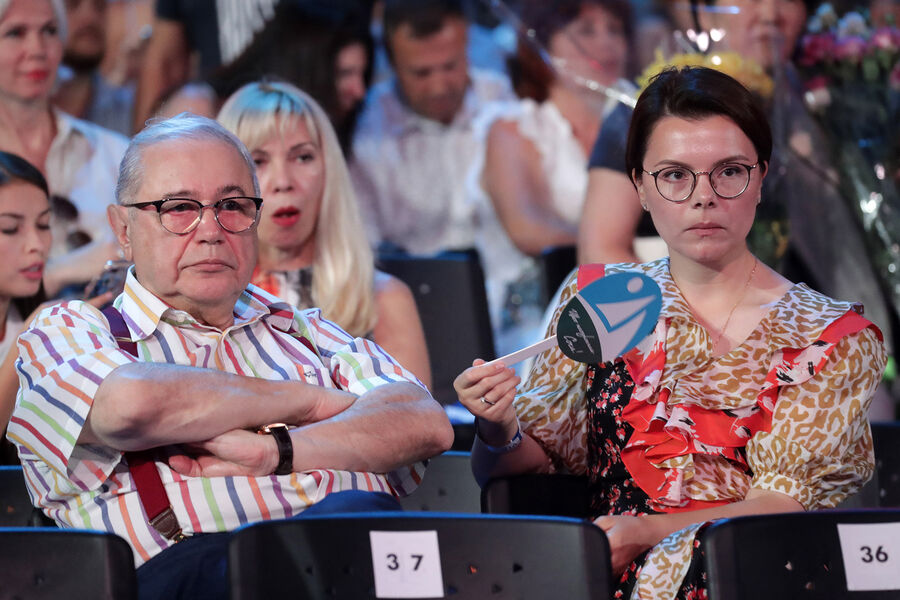 <b>Евгений Петросян и Татьяна Брухунова (разница в возрасте 44 года)</b>
<br><br>
Возможно, самая противоречивая пара российского шоу-бизнеса в глазах пользователей соцсетей. Брухунова познакомилась с Петросяном еще студенткой Московского университета культуры в нулевые, когда пришла в его театр в качестве помощницы. В середине 2010-х она заняла должность директора театра, на которой остается до сих пор. О романе Евгения Петросяна с Брухуновой, которая моложе его на 44 года, заговорили в 2018-м, когда юмориста стали часто видеть в компании молодого администратора. И действительно, в конце года Петросян развелся со своей женой Еленой Степаненко, а в 2019-м женился на Брухуновой. Позже выяснилось, что отношения с юмористом у нее завязались задолго до развода. Однако она не считает, что увела Петросяна из семьи, поскольку «брака не видела».
<br>
У Петросяна и Брухуновой родились двое детей — сын Ваган и дочь Матильда. В сентябре супруги громко отметили 80-летие юмориста. В октябре Брухунова отправилась в круиз с детьми, спровоцировав слухи о том, что Евгений Ваганович недоволен ее тратами и дело идет к разводу. Однако супруга комика это отрицает.