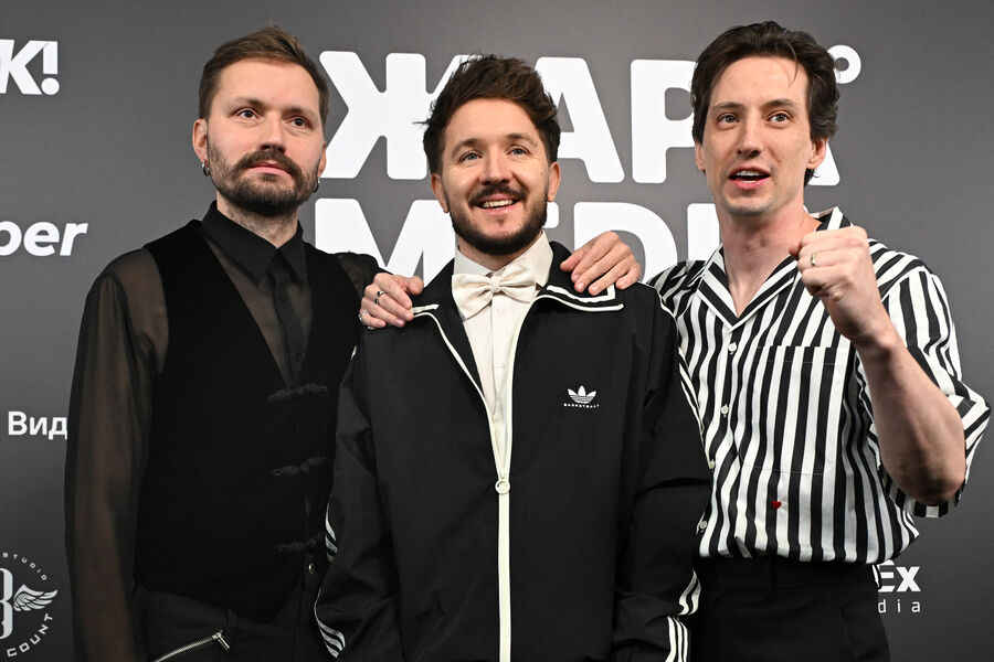 Участники музыкальной группы «Хлеб» на музыкальной премии «Жара Media Awards 2025» в концертном зале «Live Арена» в Московской области, 30 октября 2025 года