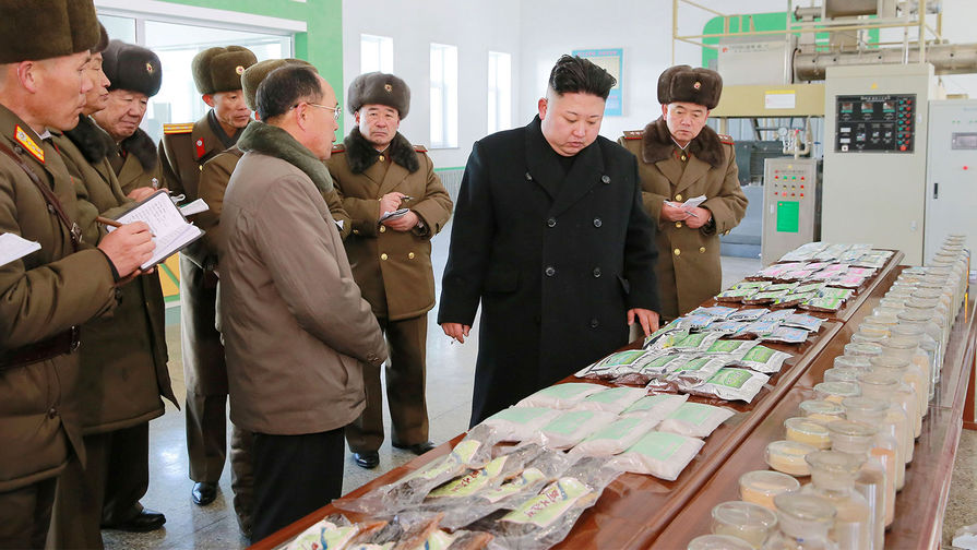 Ким Чен Ын во время посещения Самчхонской рыбной фермы, снимки опубликованы 21&nbsp;февраля 2017&nbsp;года
