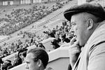 Артист кино и болельщик «Спартака» Евгений Моргунов на стадионе в Москве, 1963 год