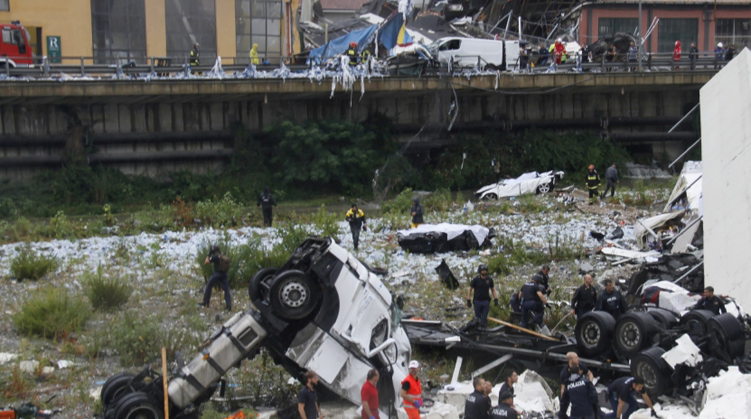 В Италии из-за ливней рухнул автомобильный мост, погибло более 20 человек