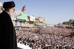 Верховный руководитель Исламской Республики Иран Али Хаменеи приветствует собравшихся в центре города Кум, Иран, 2010 год