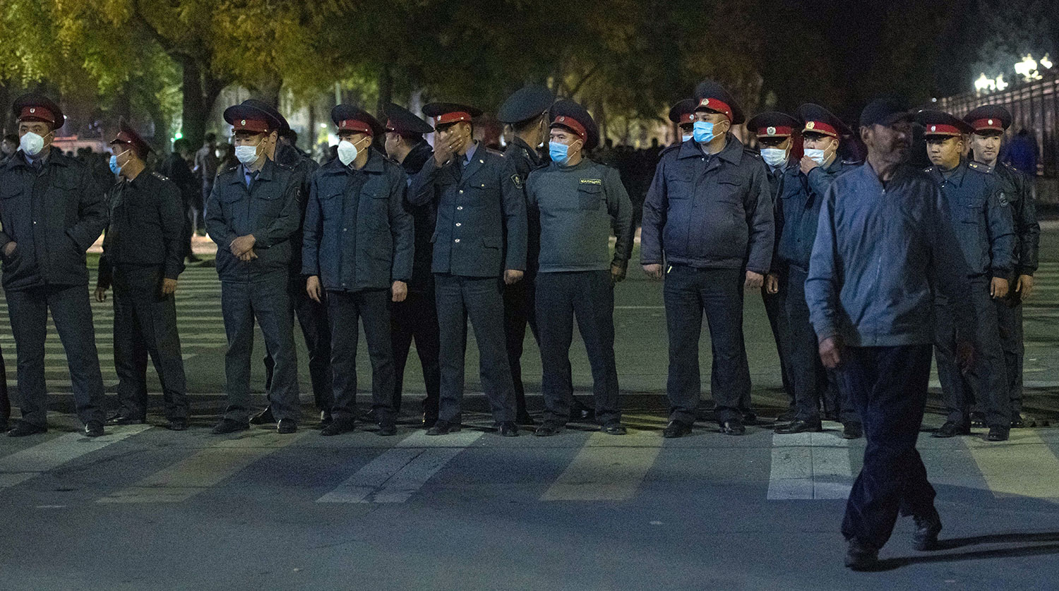 Сотрудники правоохранительных органов во время акции протеста в Бишкеке, 5 октября 2020 года