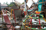 Разрушенная детская площадка после землетрясения в Чианджуре, Индонезия, 22 ноября 2022 года
