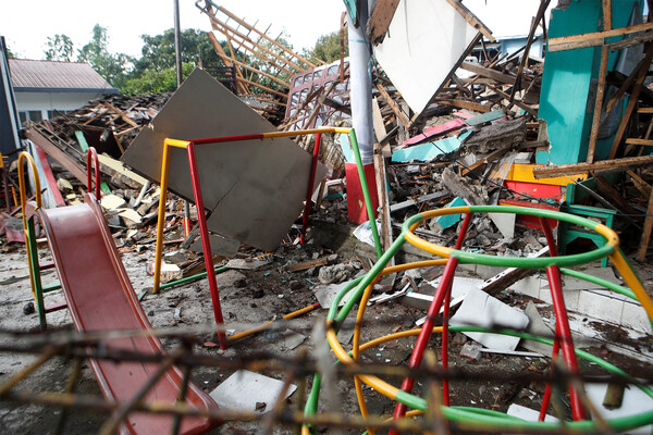 Разрушенная детская площадка после землетрясения в&nbsp;Чианджуре, Индонезия, 22&nbsp;ноября 2022&nbsp;года
