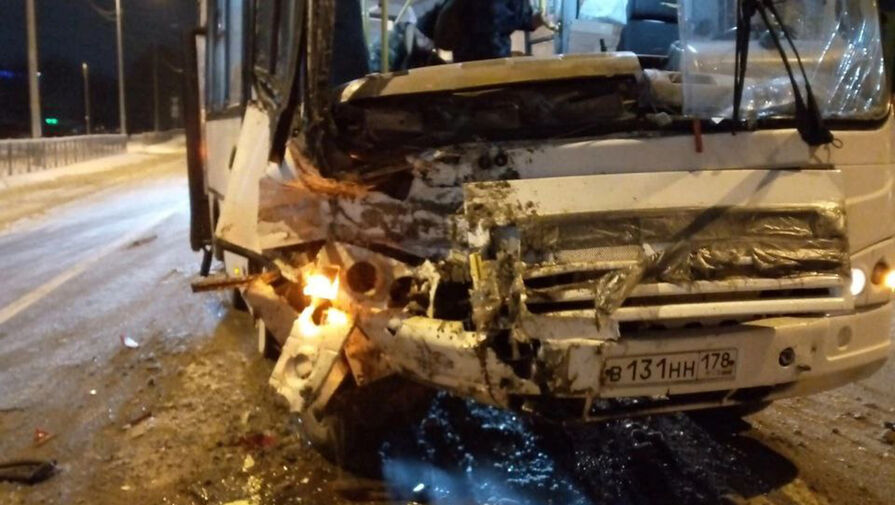 В Ленобласти пассажир автобуса вылетел через лобовое стекло в момент ДТП