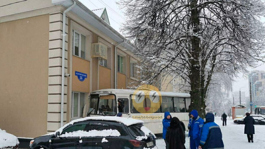 В Белгороде рейсовый автобус врезался в здание станции скорой помощи
