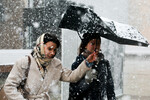 Девушки во время снегопада на Тверском бульваре, 8 мая 2024 года