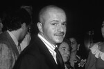 <b>Франко Москино (1950-1994)</b>
<br><br>
18 сентября 1994 года скончался легендарный итальянский модельер Франко Москино. Главный менеджер модного дома Moschino Марко Гобетти заявил, что причиной смерти дизайнера стала остановка сердца, а также осложнения после перенесенной в 1992 году операции. Однако позже в СМИ появилась информация о том, что Франко Москино был ВИЧ-инфицированным, но тщательно скрывал свой диагноз от общественности. Версия журналистов подкреплялась тем, что за год до своей смерти Москино занимался сбором денег на хосписы для больных СПИДом детей, а его последнее шоу в миланском Teatro Nazionale завершилось сценической массовкой, участники которой предстали в белоснежных нарядах с красными ленточками на груди – символом осведомленности о проблеме СПИДа.