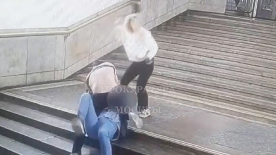 Избиение мужчины знакомым со спутницей в московском метро попало на видео