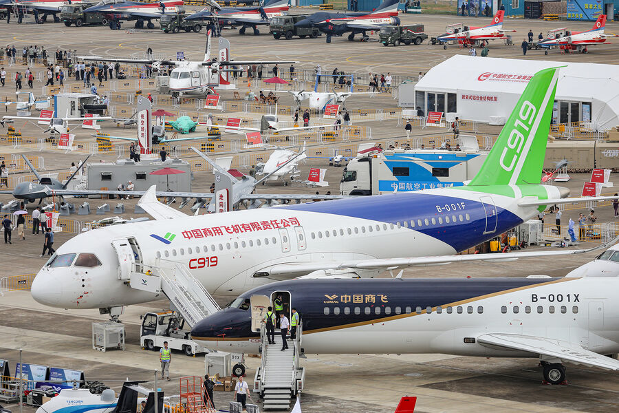 Узкофюзеляжный авиалайнер Comac C919 (на втором плане), разработанный китайским авиастроительным производителем Comac на&nbsp;Международном аэрокосмическом салоне Airshow China 2024