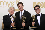 Сценаристы Джеффри Ричманн (слева) и Стивен Левитан (в центре) и режиссер Майкл Спиллер получили призы за работу над сериалом «Американская семейка»