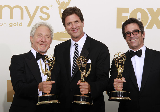 Сценаристы Джеффри Ричманн (слева) и Стивен Левитан (в центре) и режиссер Майкл Спиллер получили призы за&nbsp;работу над&nbsp;сериалом &laquo;Американская семейка&raquo;